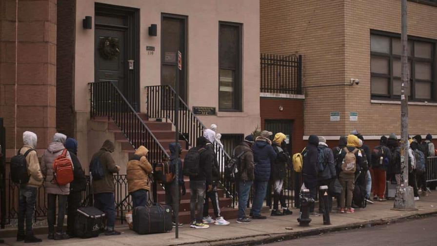 En vísperas de la Navidad, migrantes se enfrentan a desalojos en albergues de Nueva York En vísperas de la Navidad, migrantes se enfrentan a desalojos en albergues de Nueva York