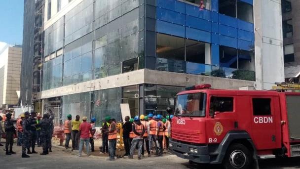 Un muerto y cuatro heridos al caerse de un andamio de torre en construcción