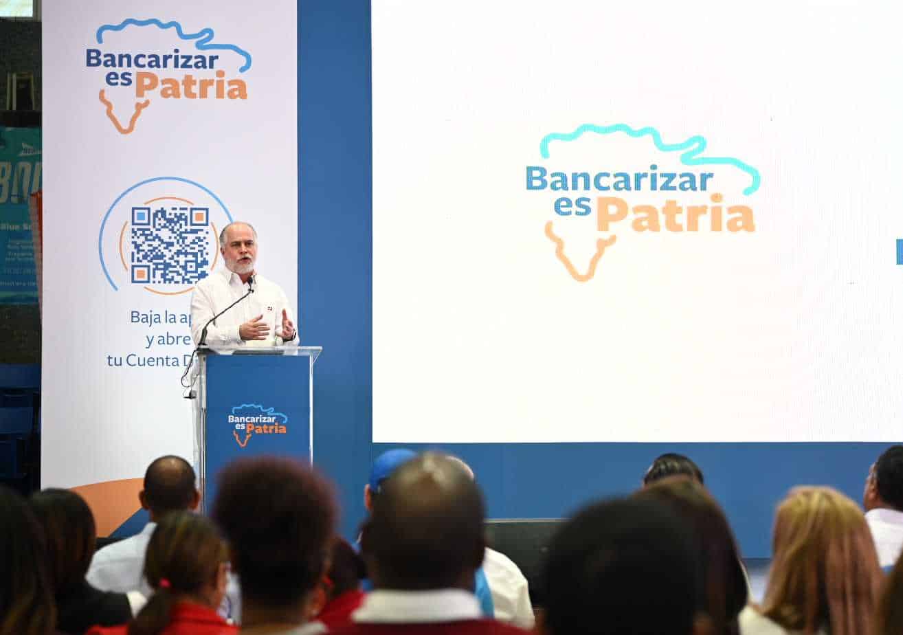 El superintendente de Bancos, Alejandro Fernández, participa en Bancarizar es Patria. 