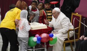 El papa Francisco celebra sus 87 años durante una audiencia festiva con niños
