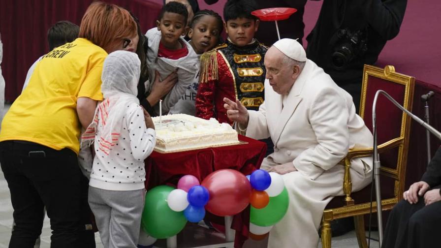 El papa Francisco celebra sus 87 años durante una audiencia festiva con niños