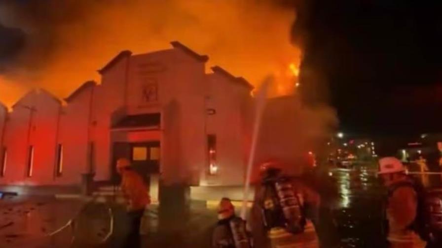 Incendio destruye iglesia en California justo antes de fiesta navideña