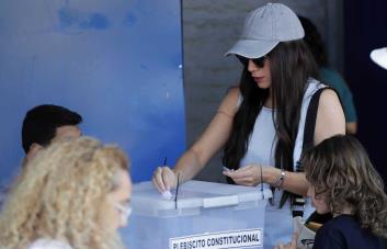 Chile comienza conteo de votos sobre nueva propuesta de Constitución