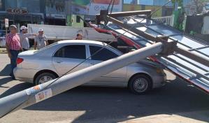 Dos heridos al caer valla publicitaria de candidato a la alcaldía de Santiago sobre vehículos