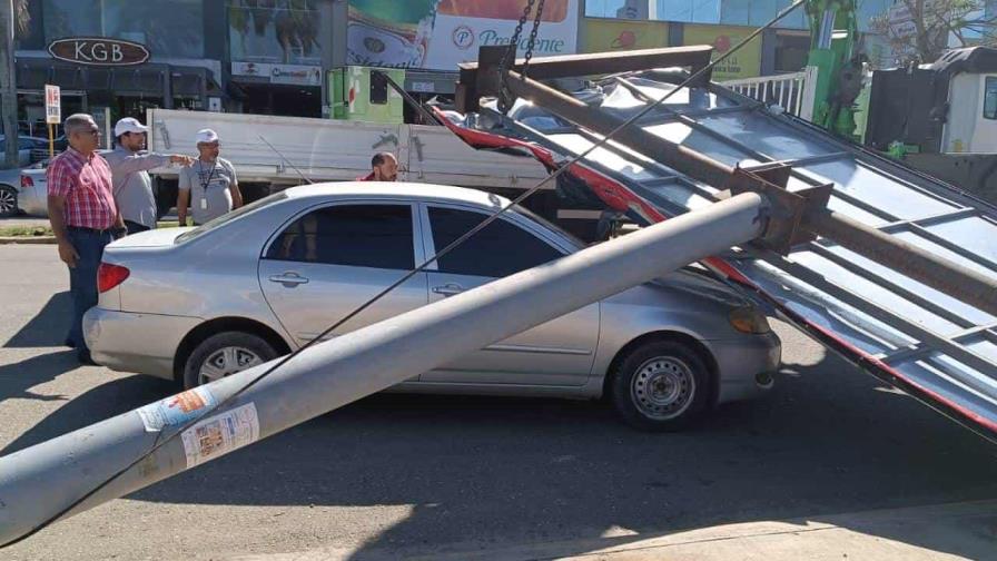Dos heridos al caer valla publicitaria de candidato a la alcaldía de Santiago sobre vehículos