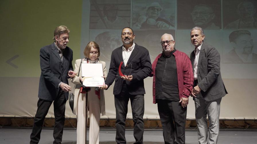 Julio Valdez recibe el Gran Premio de la XXX Bienal Nacional de Artes Visuales