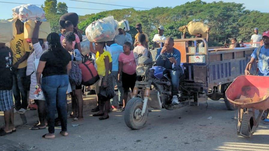 Haitianos continúan cruzando en masa a Dajabón a comprar productos