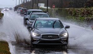 Tormenta causa inundaciones y obliga a cancelar eventos en Florida