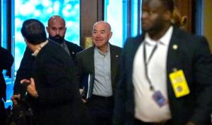 Senadores siguen negociando sobre seguridad fronteriza; Trump habla de pureza de sangre