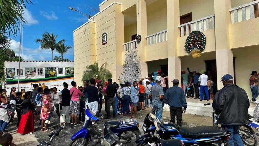 Decenas de personas reciben el bono navideño en provincias de la región Este