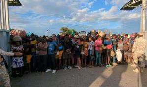 Tranquilidad y flujo masivo de vehículos en la frontera de Dajabón