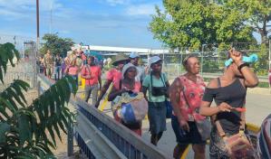 Miles de haitianos participan en el mercado fronterizo de Dajabón este lunes
