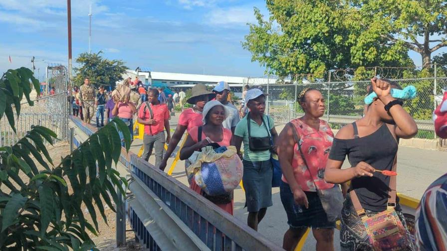 Miles de haitianos participan en el mercado fronterizo de Dajabón este lunes