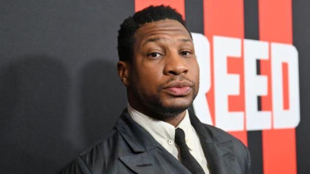 Actor de Marvel Jonathan Majors es declarado culpable de agresión y acoso a exnovia
