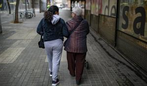El trabajo de cuidar a otros, “una explotación que empobrece a las mujeres”