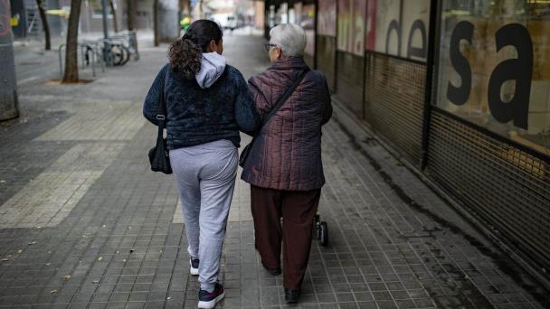 El trabajo de cuidar a otros, “una explotación que empobrece a las mujeres”
