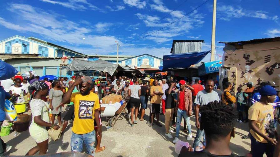 Video | Haitianos y dominicanos participan con entusiasmo en el mercado de Dajabón