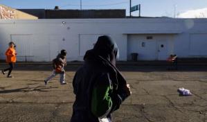 Muerte de niño de 5 años renueva las críticas a centros para migrantes en Chicago