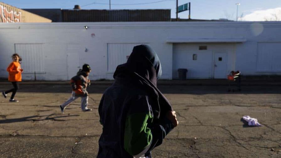 Muerte de niño de 5 años renueva las críticas a centros para migrantes en Chicago
