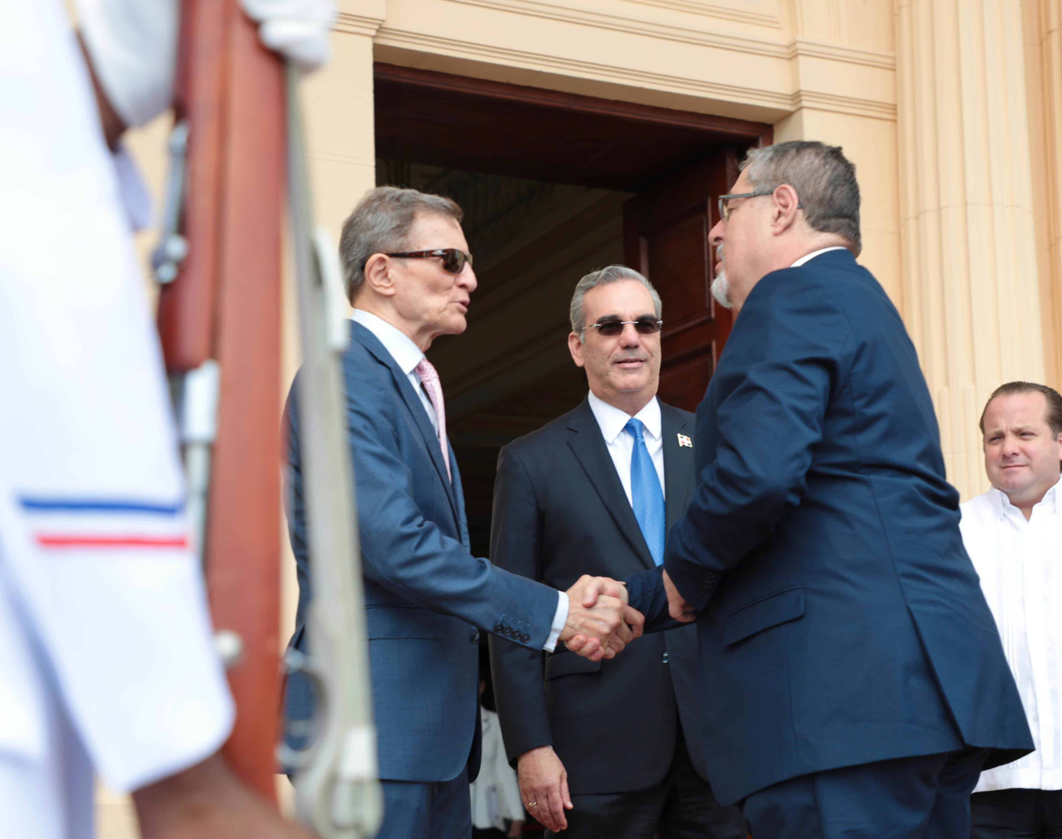 El presidente de Guatemala sostuvo una reunión privada con el presidente dominicano. En la imagen es recibido por Luis Abinader en la entrada del Palacio Nacional.