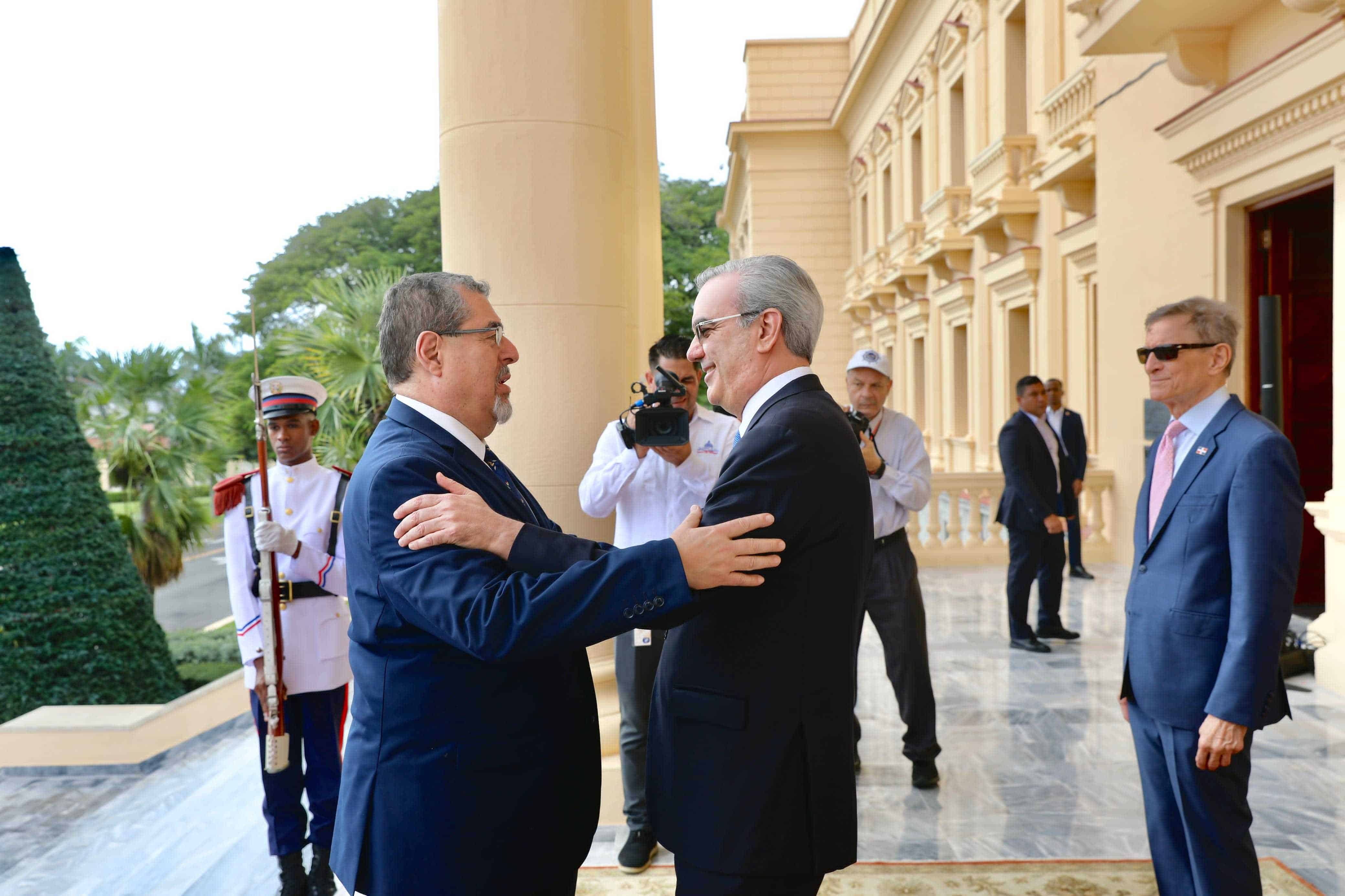 El presidente de Guatemala sostuvo una reunión privada con el presidente dominicano. En la imagen es recibido por Luis Abinader en la entrada del Palacio Nacional.