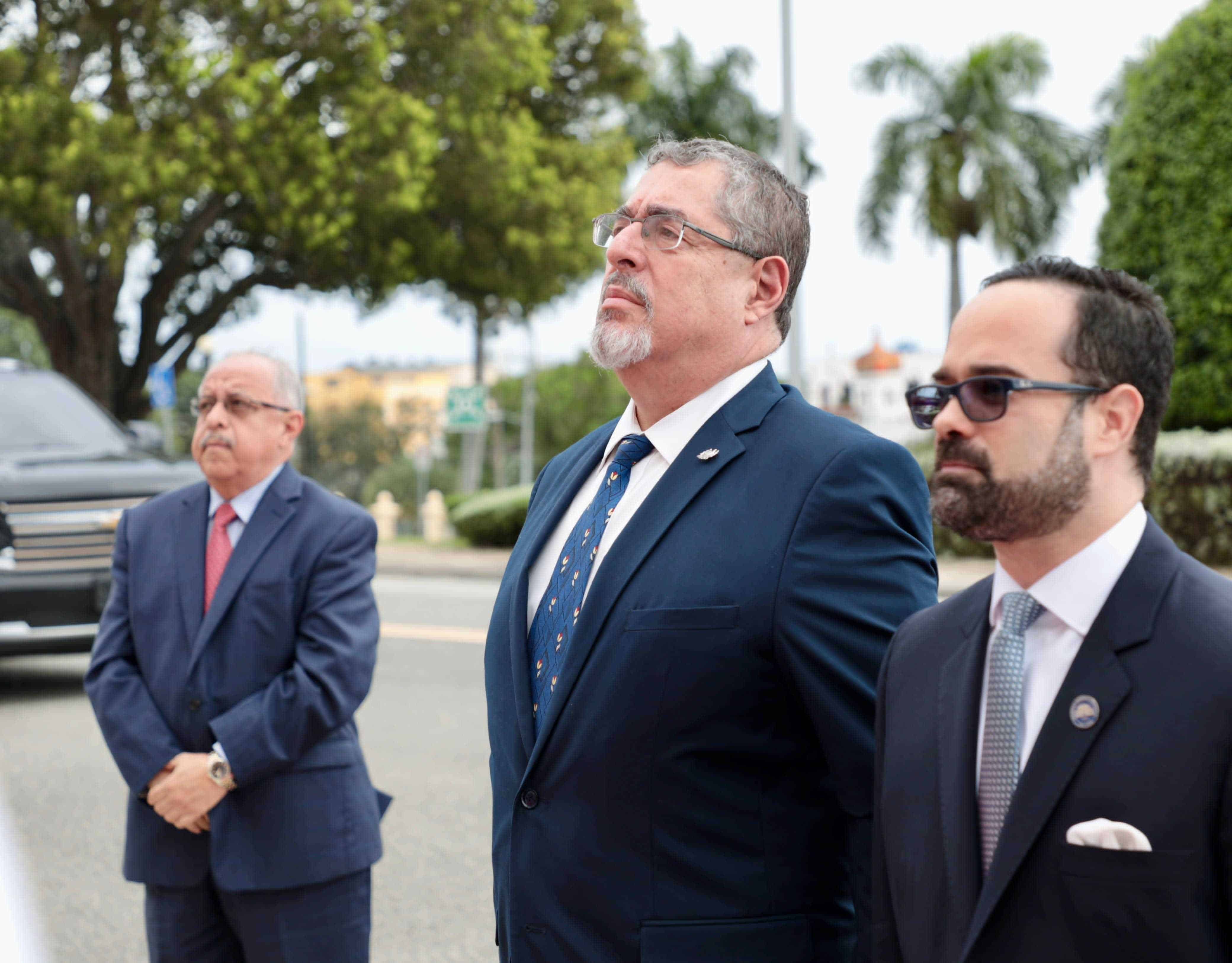 El presidente de Guatemala sostuvo una reunión privada con el presidente dominicano. En la imagen es recibido por Luis Abinader en la entrada del Palacio Nacional.