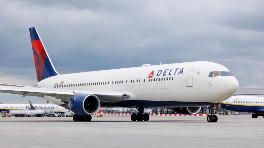 Aterrizaje de emergencia de vuelo de Delta obliga a pasajeros a pasar la noche en base militar