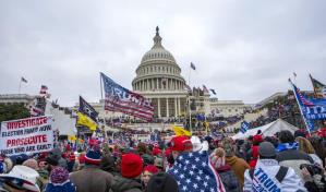 Más de 3 años de cárcel a exlíder de Proud Boys por asalto al Capitolio