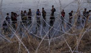 Grupos de derechos civiles demandan a Texas por ley que permitiría a policía detener a migrantes