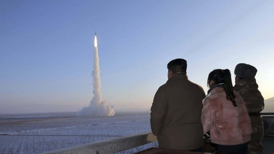 Líder norcoreano amenaza con acciones más ofensivas contra EEUU tras observar prueba de misil