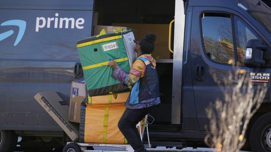 Las empresas de paquetería europeas suspenden envíos a EE. UU. tras acabar las exenciones