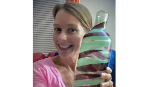 Compra florero de segunda mano en Virginia por 3.99 dólares, lo vende en subasta por 107,000