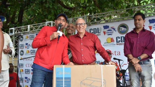Locutores de todo el país celebran la Navidad en medio de concurso y regalos
