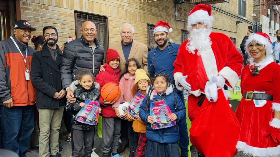 Mariano Rivera participa en entrega de juguetes SOMOS Community Care
