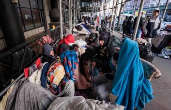 Miles de inmigrantes en NY reciben en Navidad aviso para desalojar albergues