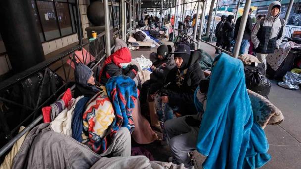 Miles de inmigrantes en NY reciben en Navidad aviso para desalojar albergues