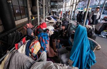 Contralor de Nueva York revisa a la baja los gastos de la oleada migratoria para la ciudad