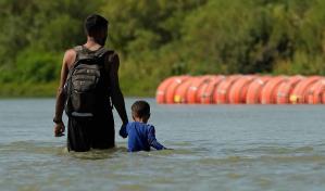 El gobernador texano firma ley que permite a policía detener y expulsar migrantes a México
