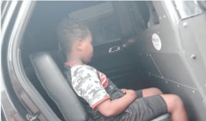 Arrestan a ni&ntilde;o en EE.UU. orinar en un espacio p&uacute;blico