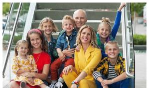 Influencer que aconsejaba sobre cómo criar a los hijos, enfrenta cargos por maltrato