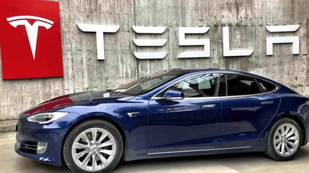 Tesla ofrece a algunos de sus trabajadores en EE.UU. un aumento salarial del 10 %