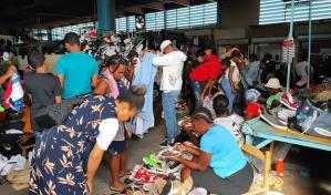 Comerciantes haitianos desafían las lluvias para participar en mercado binacional de Dajabón