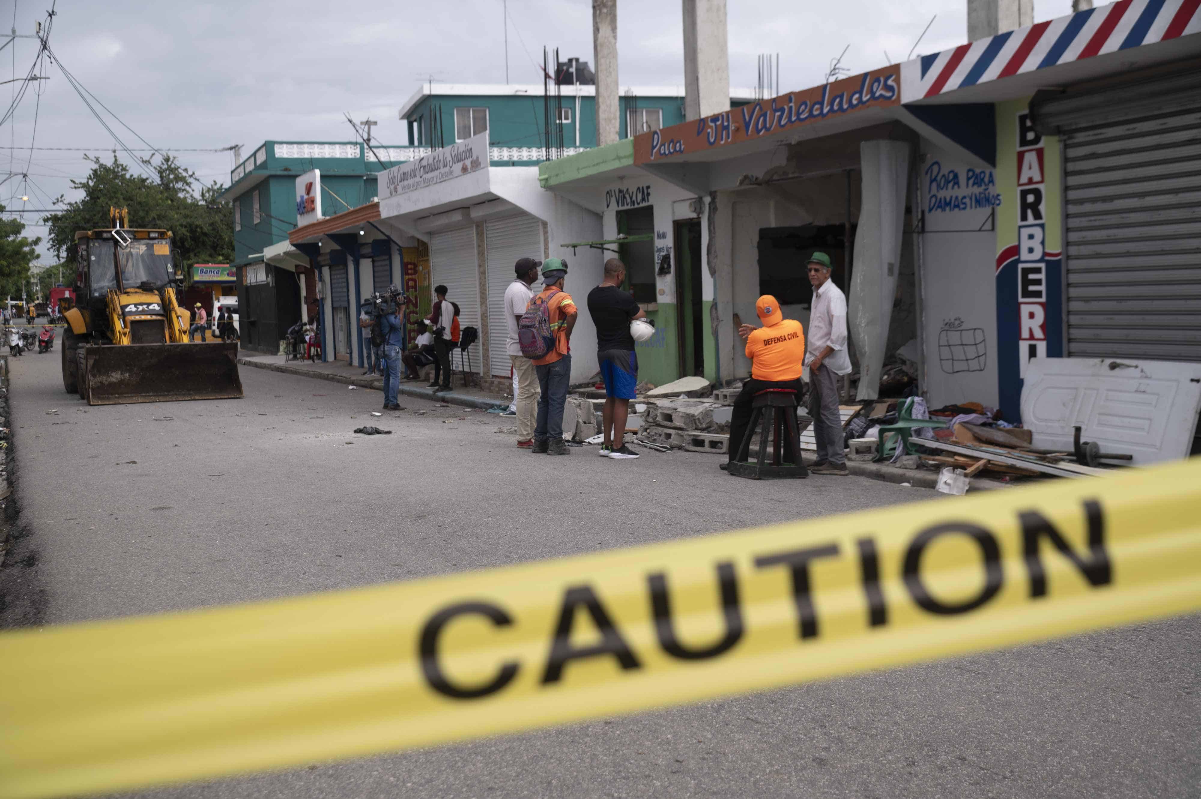 Personas inspeccionando los daños causados por una explosión de un tanque de gas en Palenque, San Cristóbal.