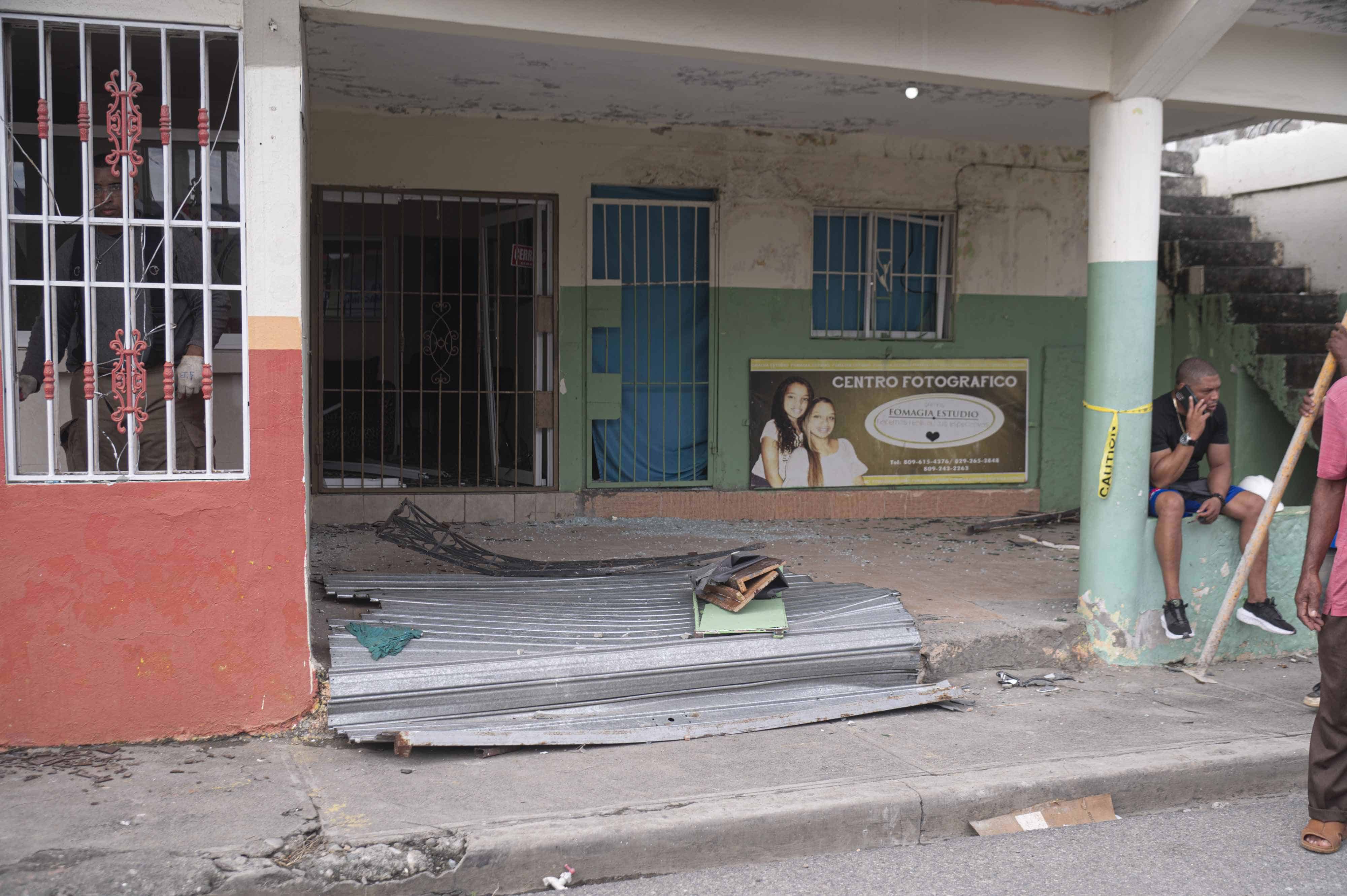 Puerta de metal arrojada por causa de la explosión de un tanque de gas en Palenque, San Cristóbal.