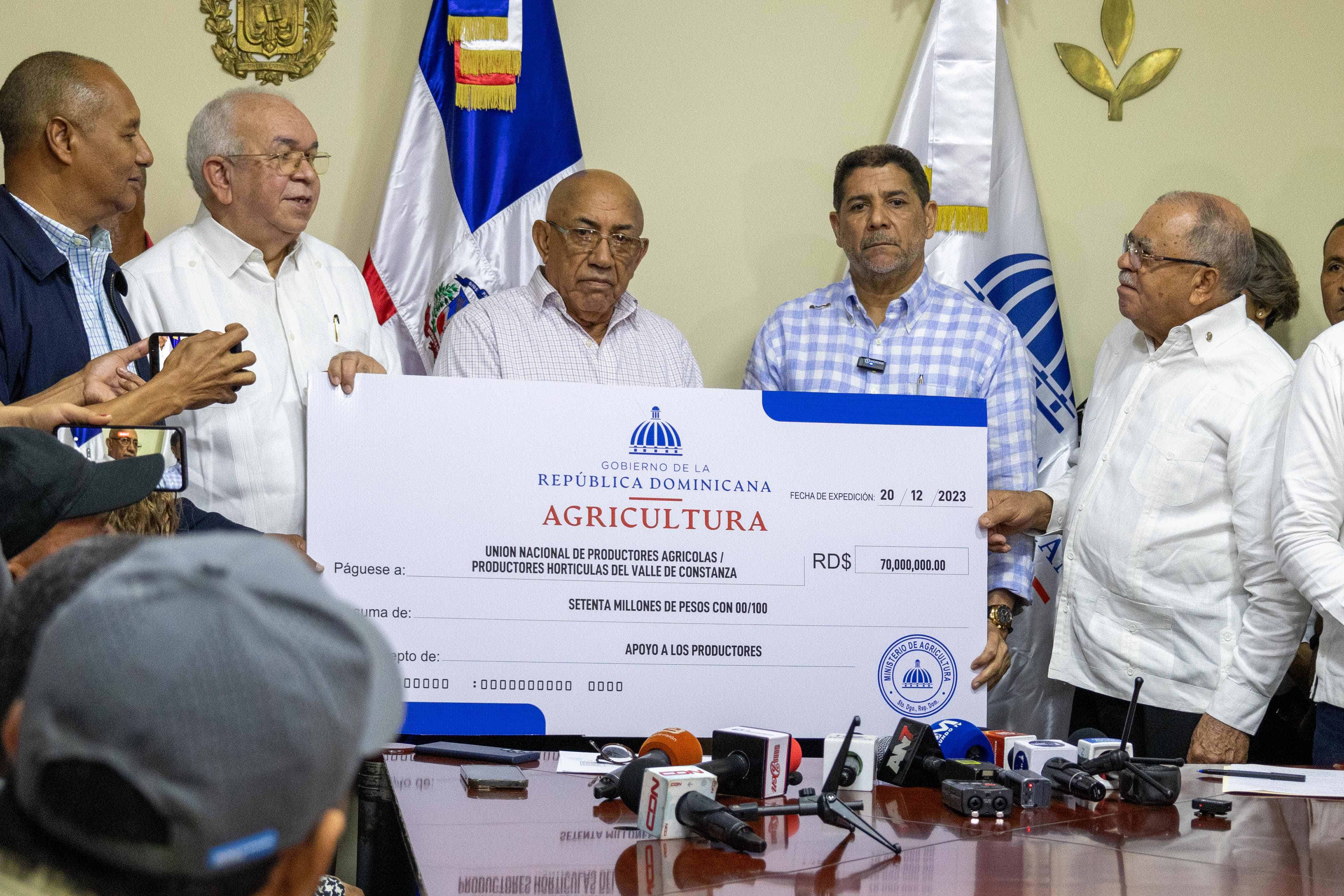 El presidente de la Asociación de Productores Hortícolas de Constanza, Víctor Ramírez, recibió la compensación otorgada como subsidios para fomentar la siembra de ajo en Constanza.