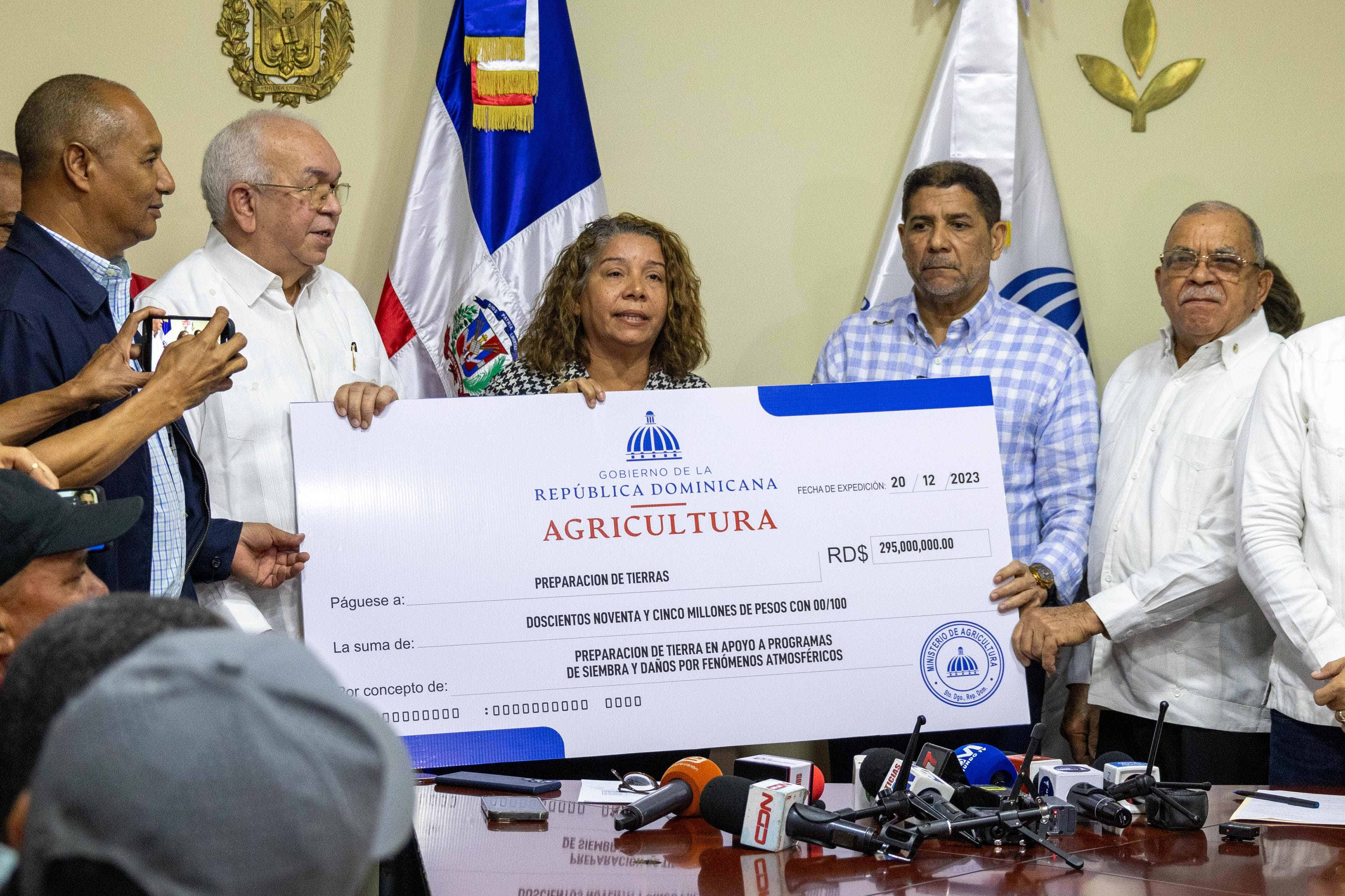 La productora María Gómez recibió la compensación que Agricultura le otorgó a los productores que se vieron afectados por las lluvias de noviembre.