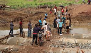 Por Los Botados ya se cruza a pie con el riesgo de caer al río
