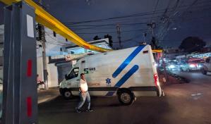 Ambulancia queda atascada con barra que impide paso de vehículos pesados en calle de Santiago