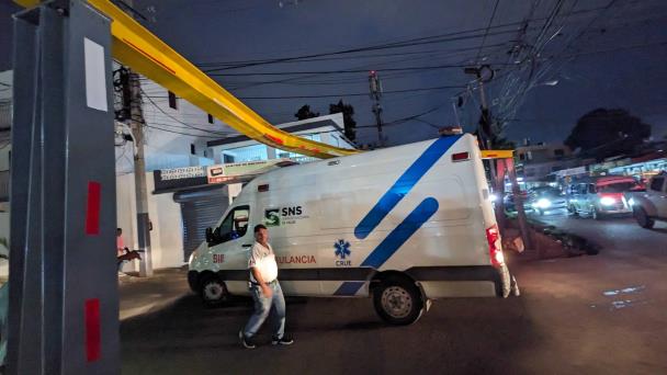 Ambulancia queda atascada con barra que impide paso de vehículos pesados en calle de Santiago