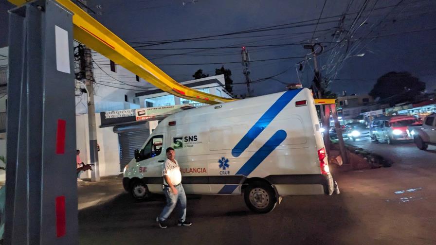 Ambulancia queda atascada con barra que impide paso de vehículos pesados en calle de Santiago